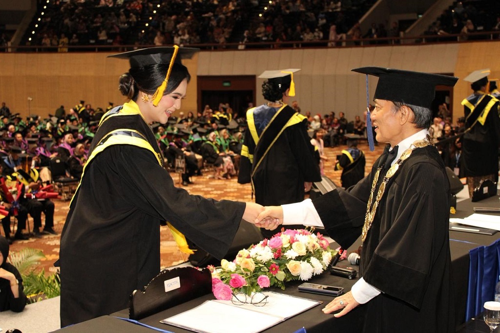 Bangga 6 Penerima Beasiswa OSC Buktikan Prestasi di Wisuda Universitas